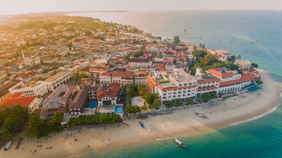 Vista aérea de Stone Town, el casco histórico de Zanzíbar, con tejados coloniales frente al mar.