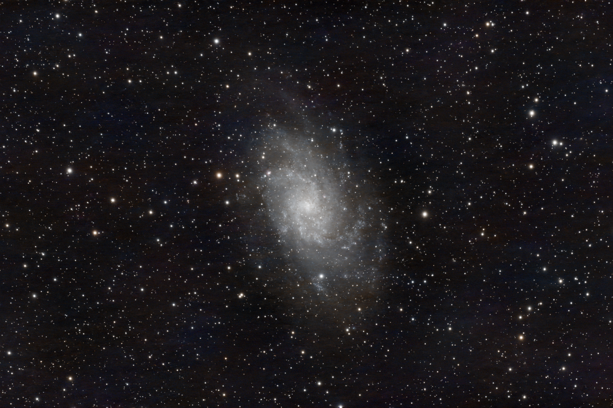 Vista de una galaxia espiral rodeada de estrellas en el cielo nocturno, que ilustra el entorno galáctico donde los astrónomos detectaron el viento del agujero negro de la Vía Láctea.