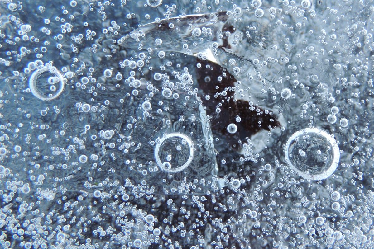 Cubitos de hielo formándose en un congelador, la imagen que ilustra el efecto Mpemba y la congelación del agua caliente