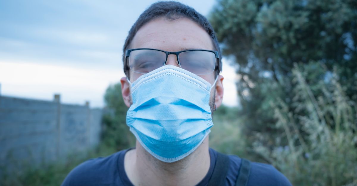 Unas gafas con los cristales empañados por el vaho, junto a una pastilla de jabón usada para el truco del jabón